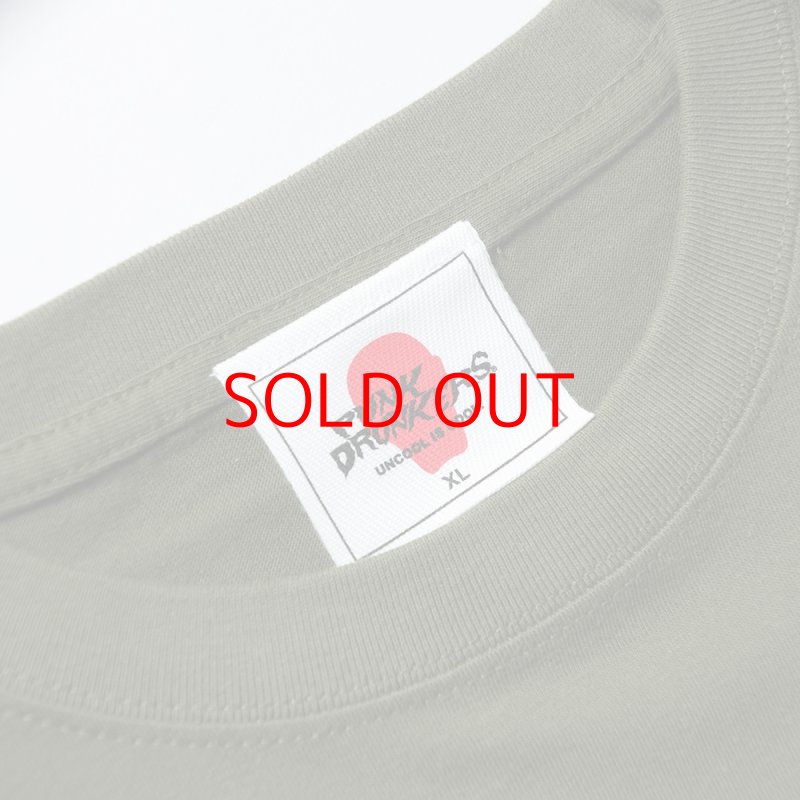 画像3: PUNK DRUNKERS（パンクドランカーズ）メタルロゴ刺繍TEE / OLIVE (3)