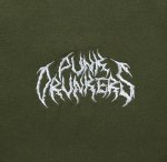 画像4: PUNK DRUNKERS（パンクドランカーズ）メタルロゴ刺繍TEE / OLIVE (4)