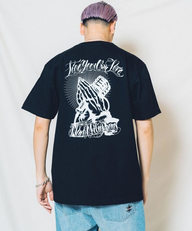 NINE MICROPHONES(ナインマイクロフォンズ) Pray with the microphone TEE- - HEADSHOPVOX